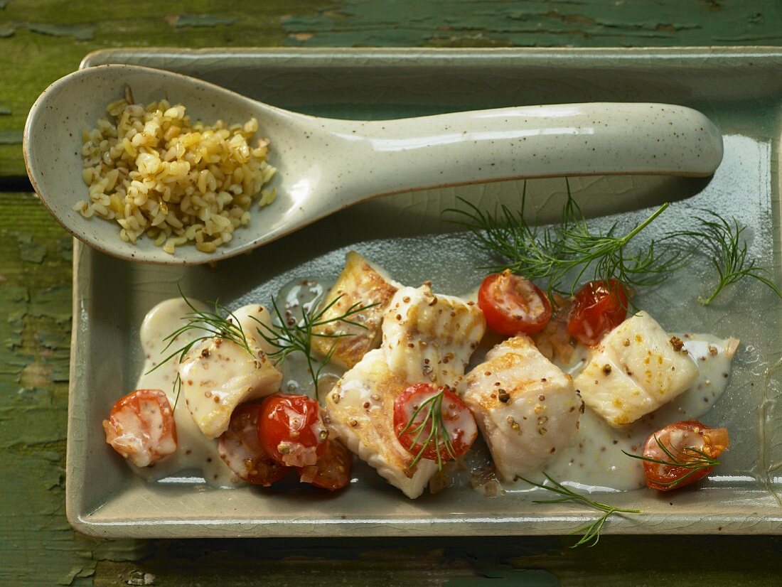 Zander aus der Pfanne mit grobem Senf, Tomaten und Dill