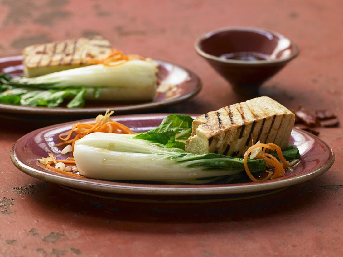 Gegrillter marinierter Tofu mit gedünstetem Baby-Pak Choi