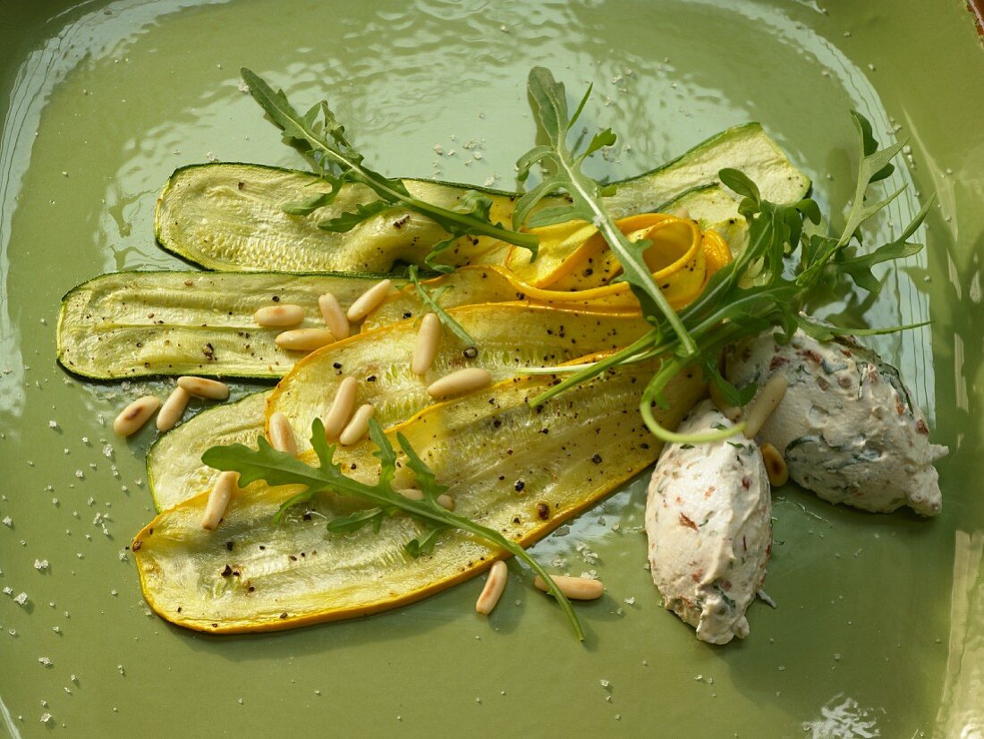 Zucchini-Carpaccio mit Basilikum-Ricotta-Nocken