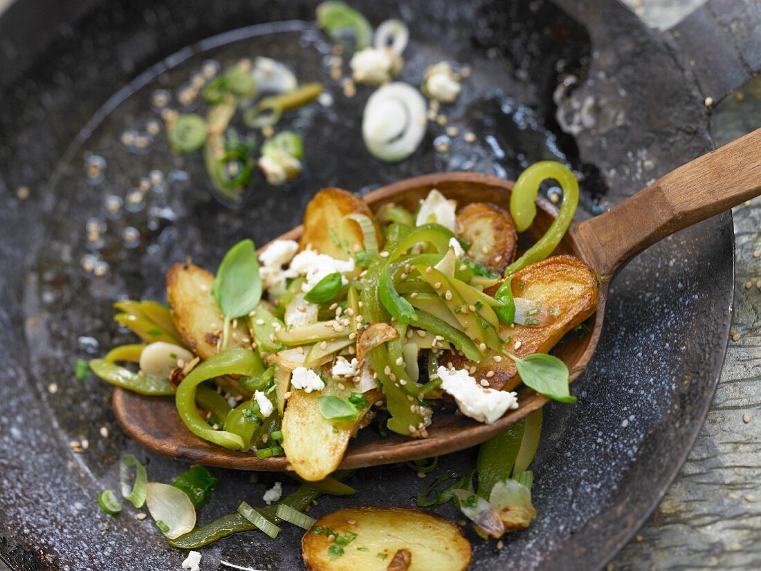 Grüne Kartoffelpfanne mit Schafskäse