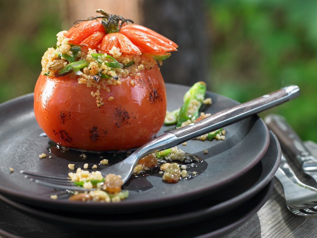 Gegrillte Tomaten, mit Couscous gefüllt