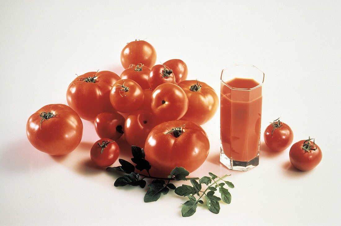 Ein Glas Tomatensaft & frische Tomaten