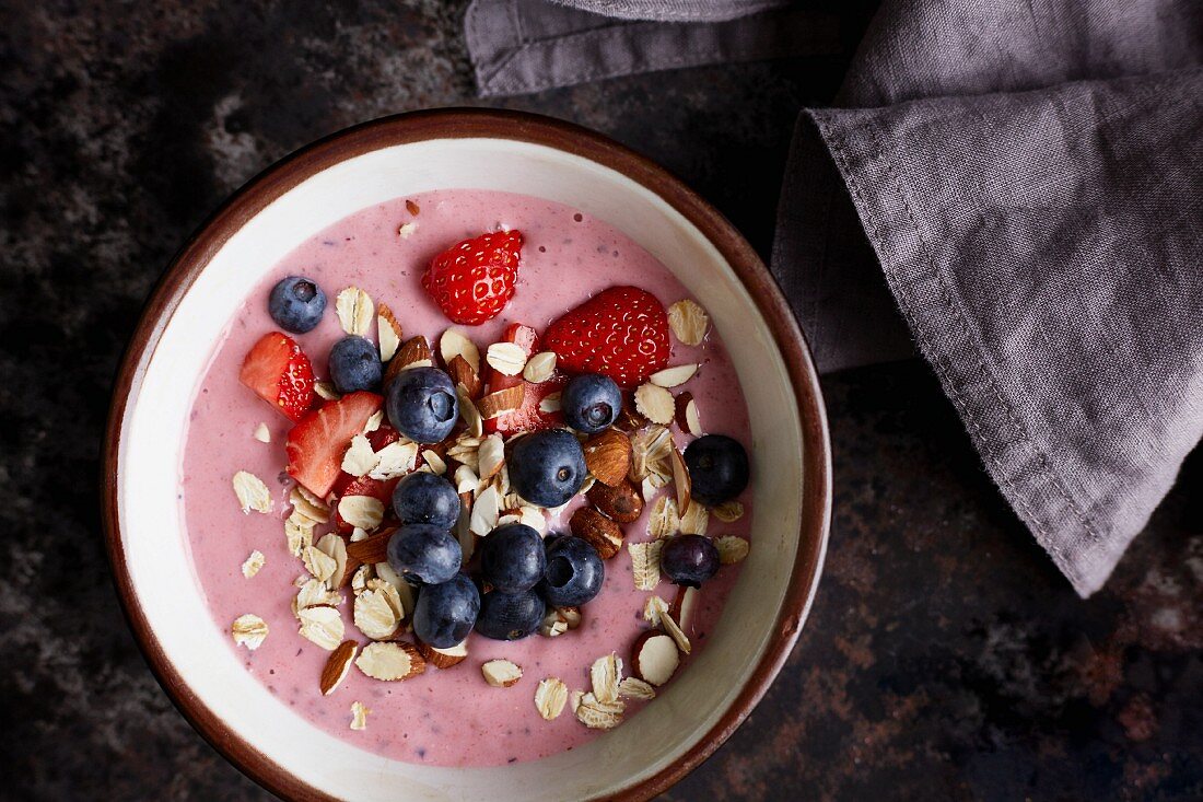 Strawberry smoothie bowl with blueberries and oats (diet)