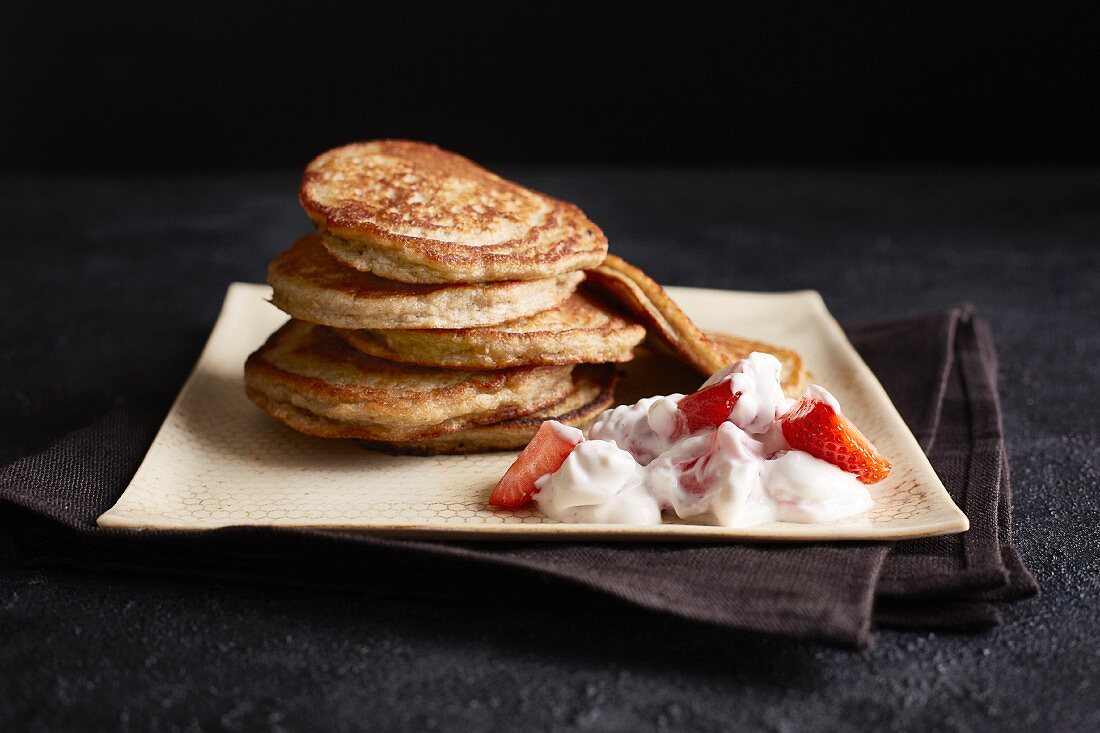 Bananen-Pancakes mit Erdbeerquark