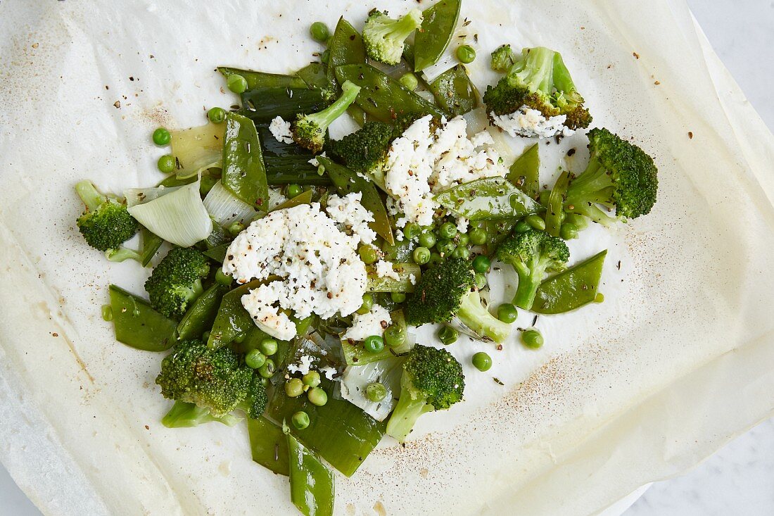 Soft goat's cheese with green vegetables baked in paper (low calorie)