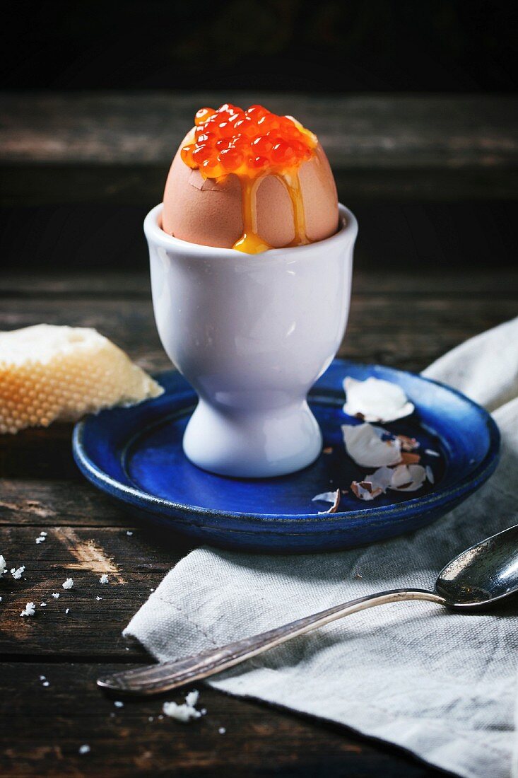 Weich gekochtes Frühstücksei mit rotem Kaviar in Eierbecher