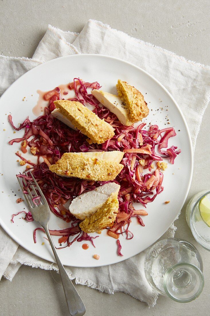 Hähnchenbrust mit Maiskruste auf Rotkohlsalat mit Äpfeln