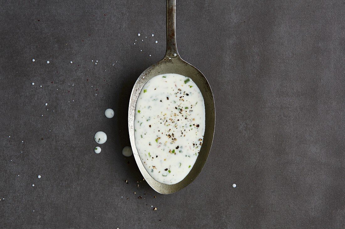 Kalorienarmes Ranch-Dressing aus Joghurt und Buttermilch auf Löffel