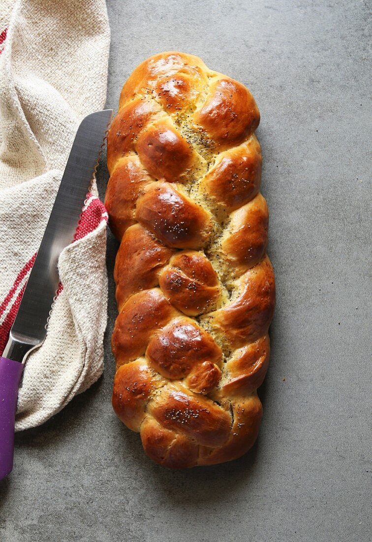 Frisch gebackenes Challah-Brot (Jüdische Küche)