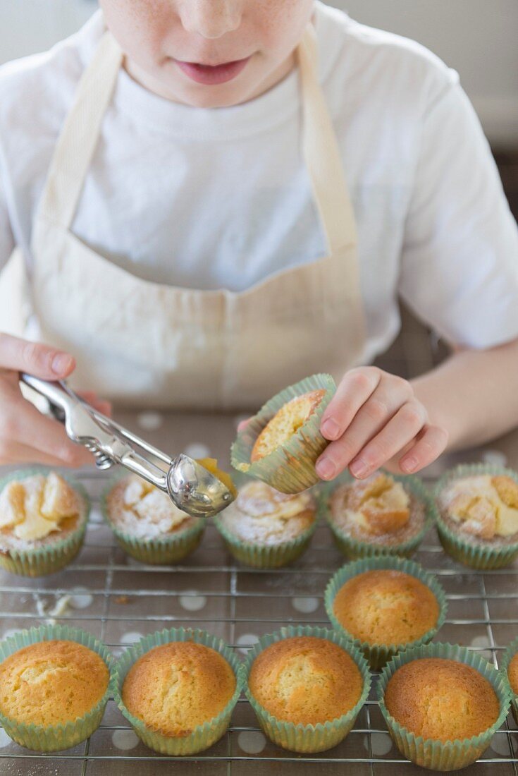 Ein Kind beim Backen von Muffins