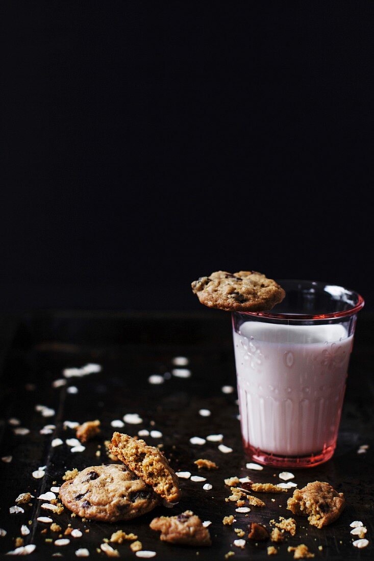Haferflocken-Cookies mit Rosinen und Chocolate Chips dazu ein Glas Milch