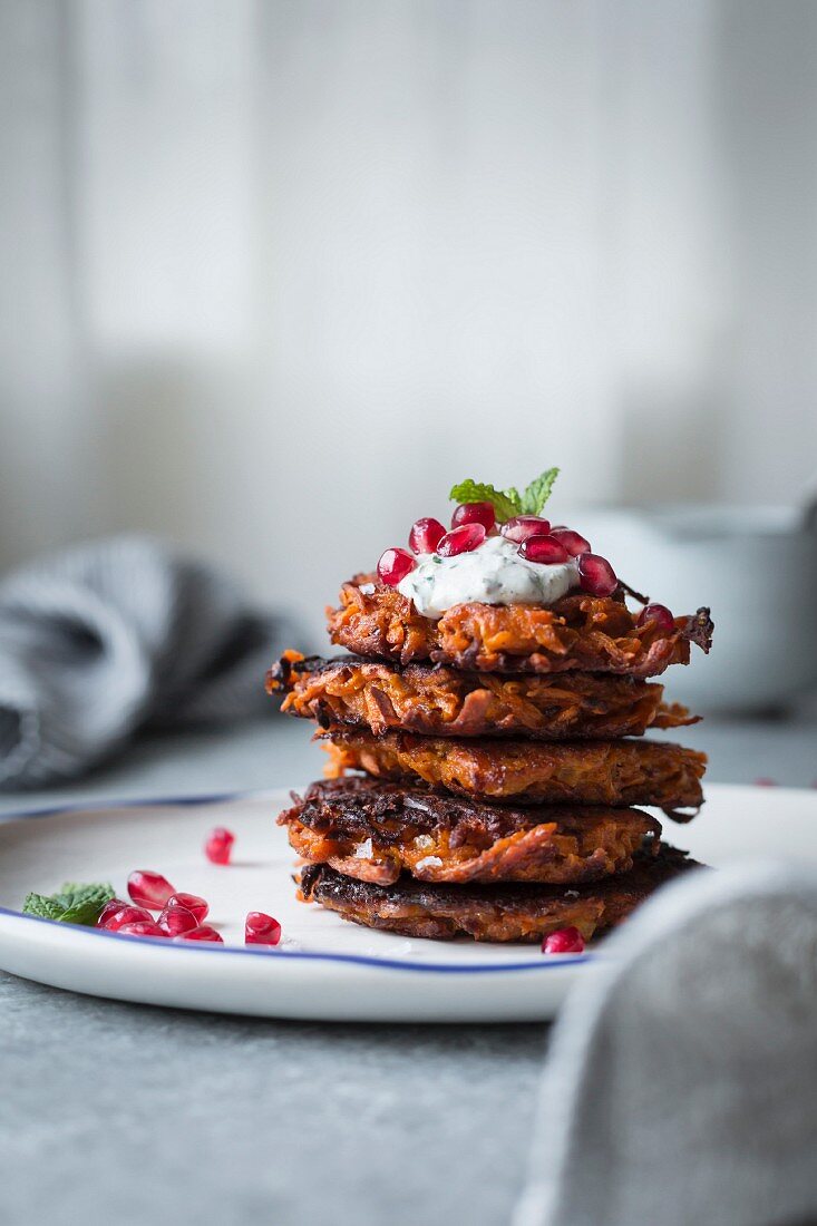 Glutenfreie Süsskartoffelpuffer mit Harissa, Joghurt und Granatapfelkernen