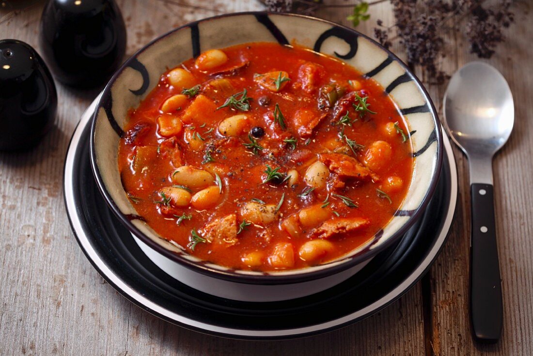Bean soup with tomatoes