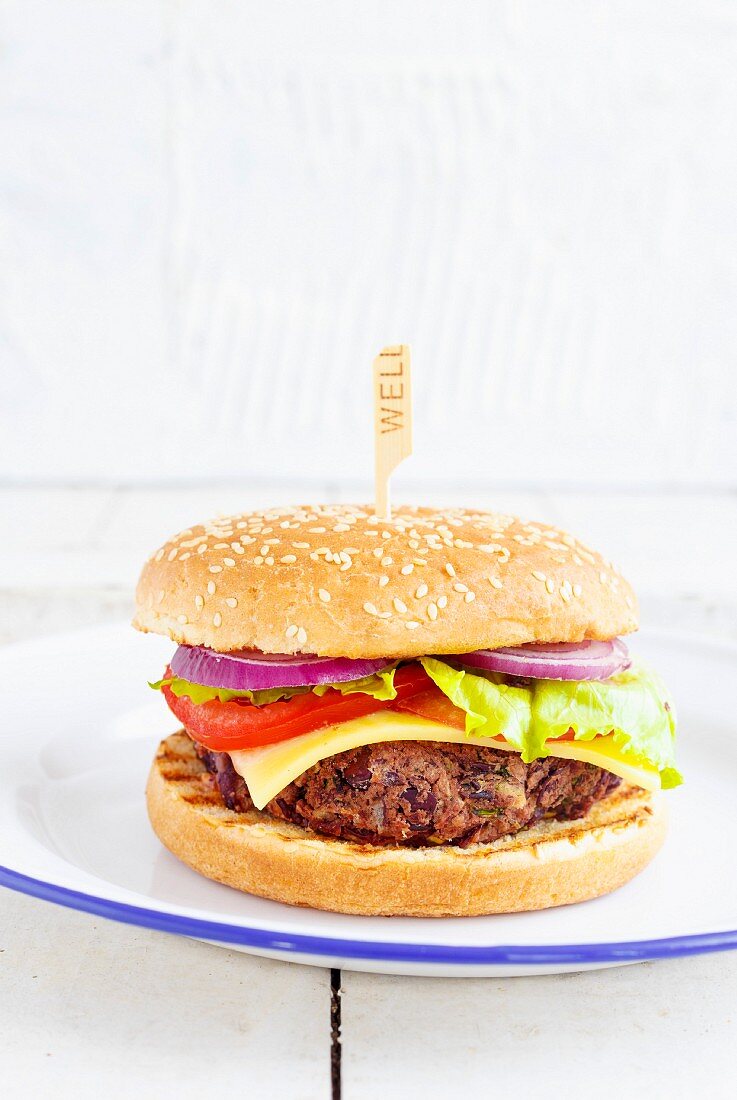 Vegetarischer Burger mit Bohnenpatty auf Teller