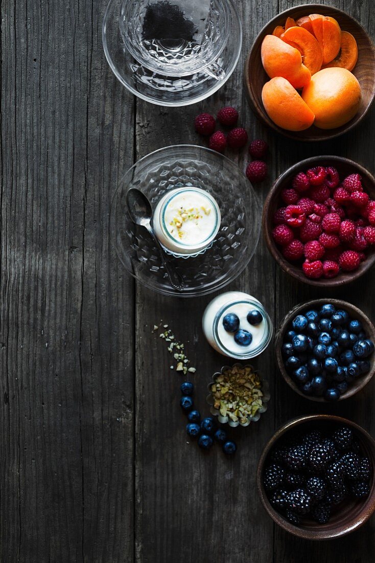 Zutaten für Joghurt-Bowl mit frischen Beeren und Aprikosen