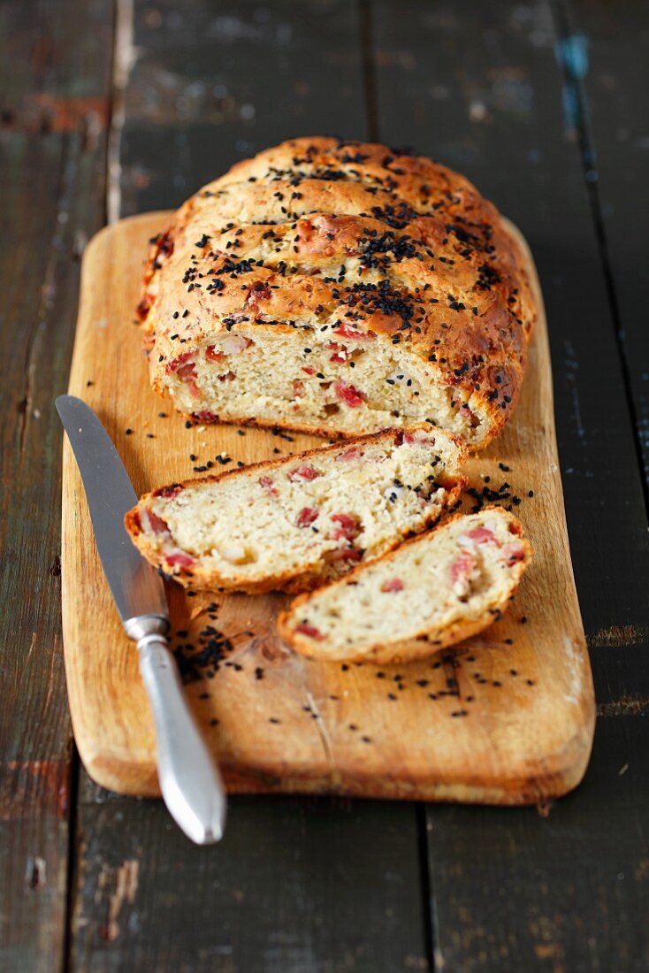 Hausgemachtes Brot mit Speck und Käse