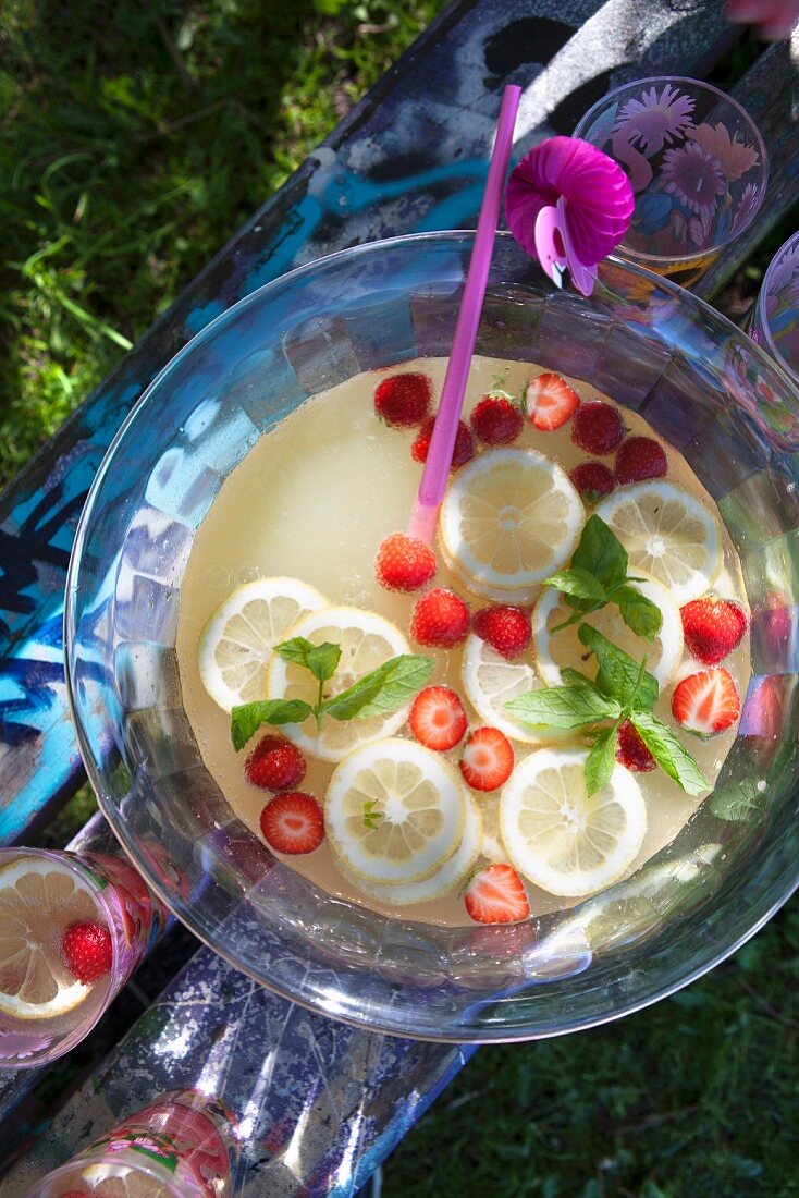 Sommerpunsch mit Zitronen und Erdbeeren