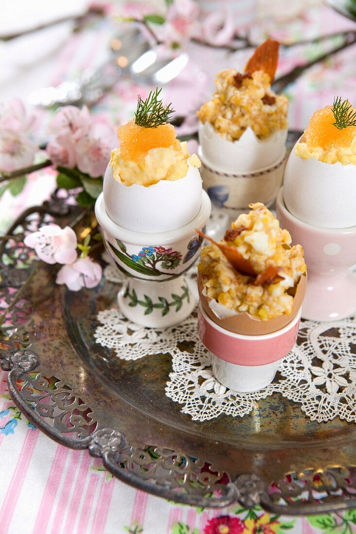 Gefüllte Eier mit Kaviar und Dill zu Ostern
