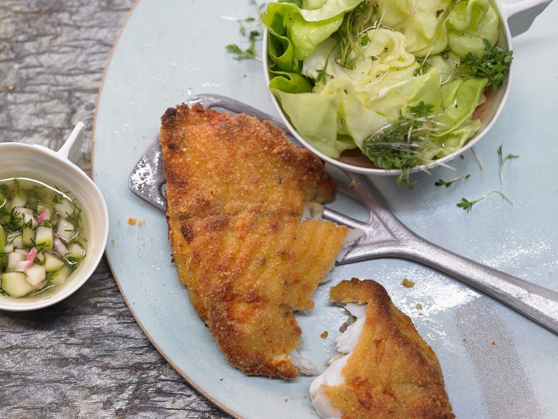 Backfisch aus dem Ofen mit Apfel-Vinaigrette und grünem Salat