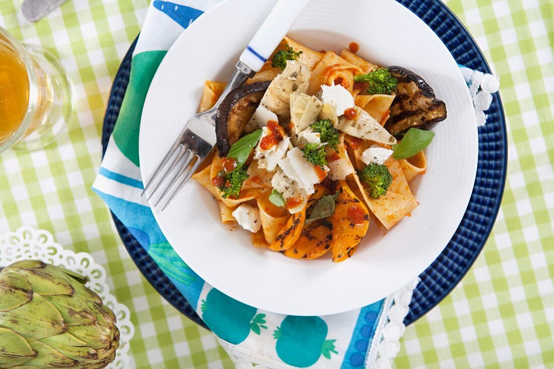 Tagliatelle mit Artischocken, Auberginen, Tomatensauce, Brokkoli und Feta