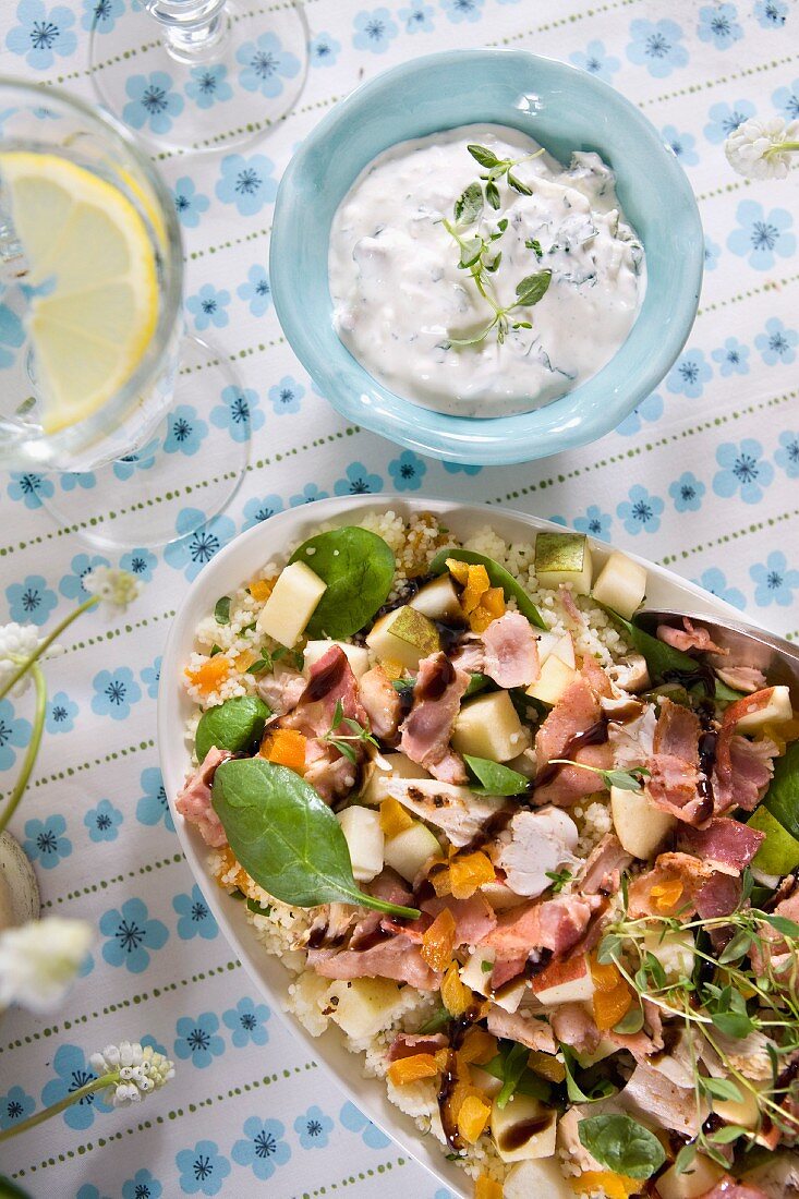 Salat mit Couscous, Birne, Speck, getrocknete Aprikosen, Hähnchen, Schinken und frischem Thymian