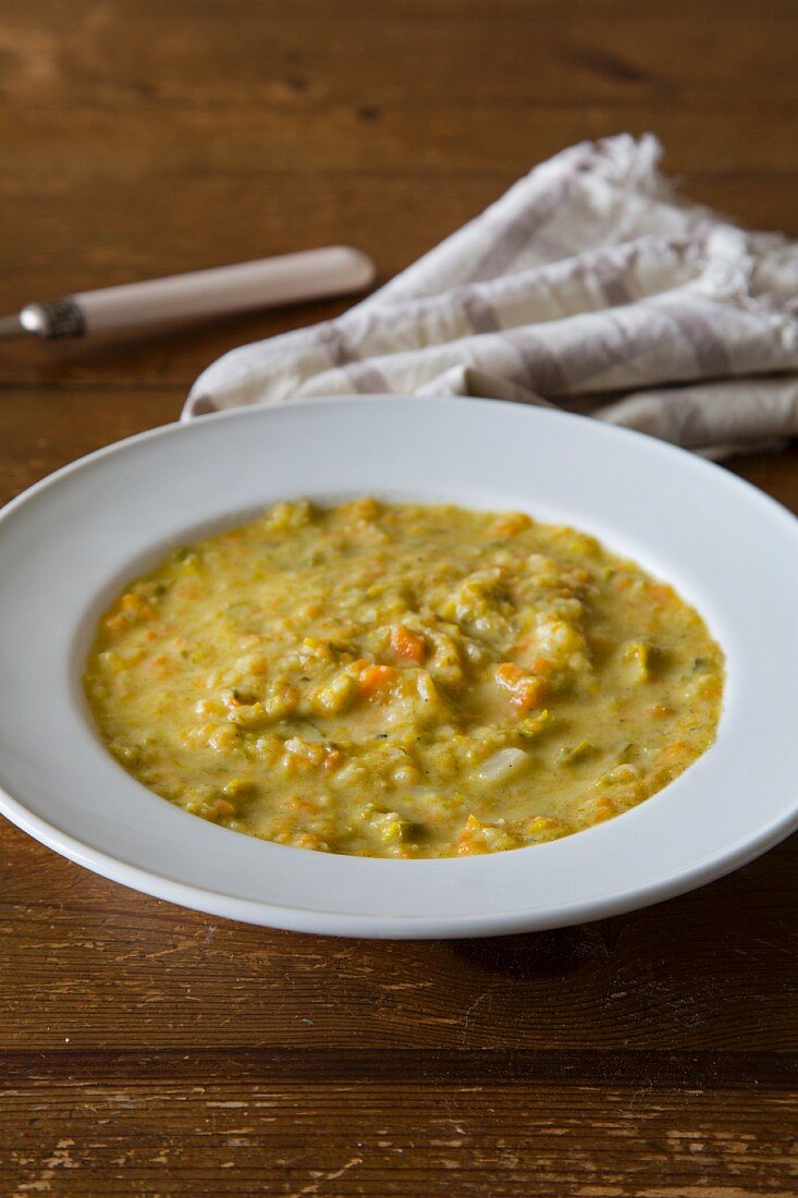 Vegetable soup with leeks and carrots