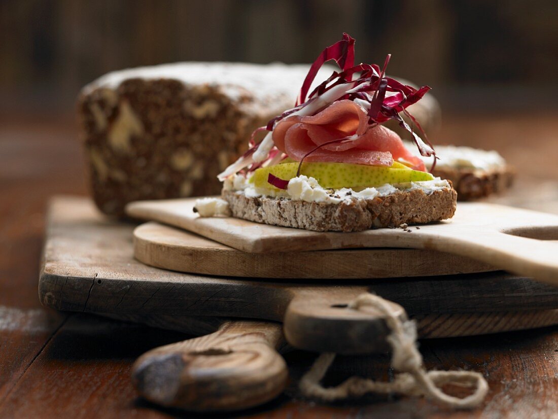 Lachsschinken-Frischkäse-Brote mit gebratener Birne