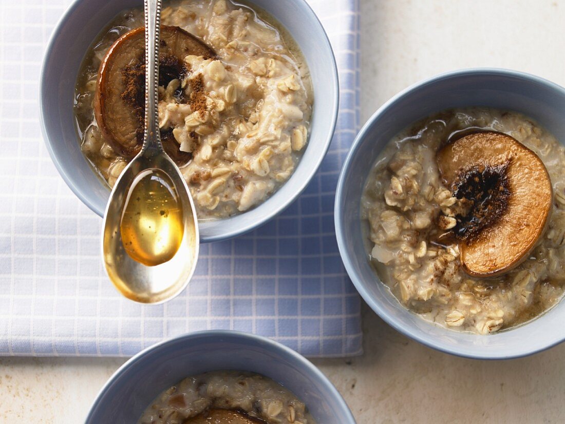 Multikorn-Porridge mit gebackenem Pfirsich