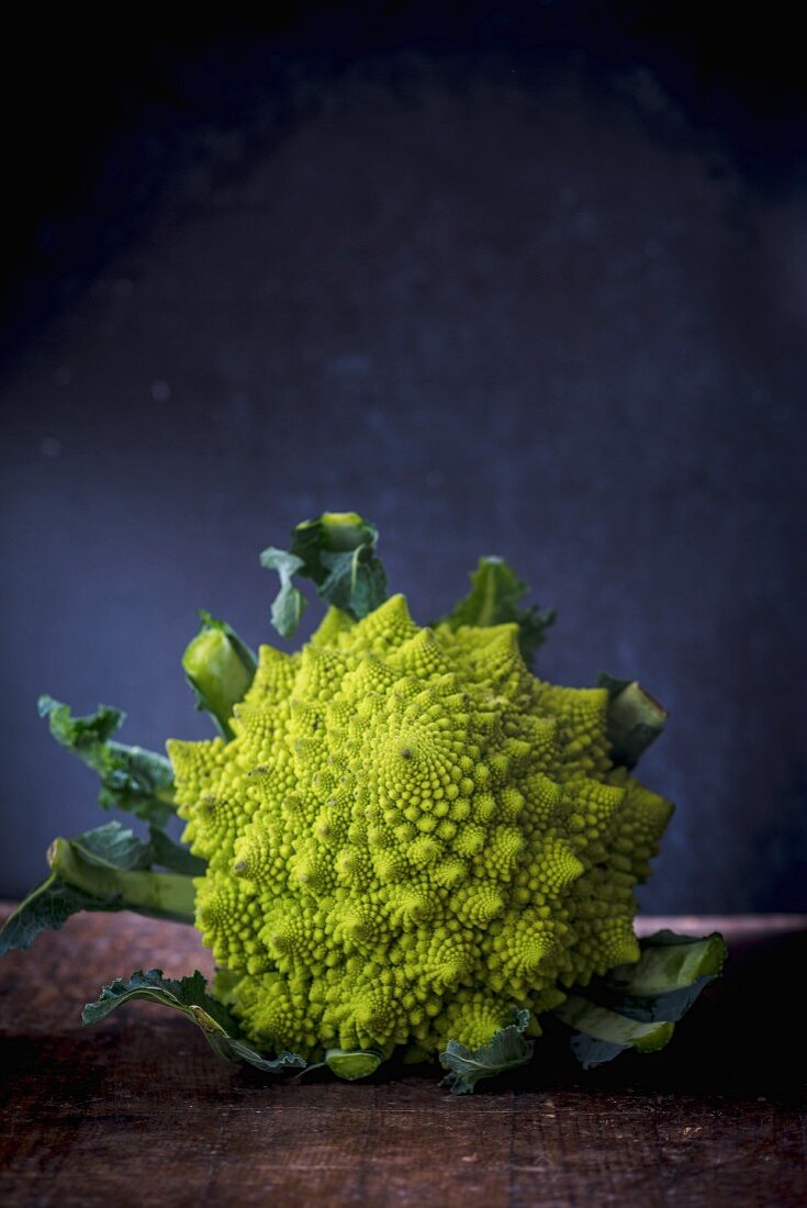 Romanesco auf Holztisch