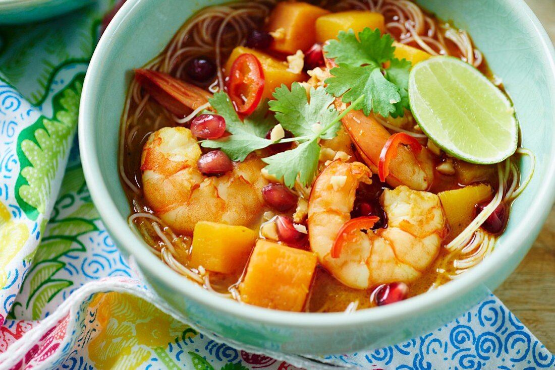 Laksa (Suppe aus Malaysia) mit Garnelen, Granatapfelkernen und Koriandergrün