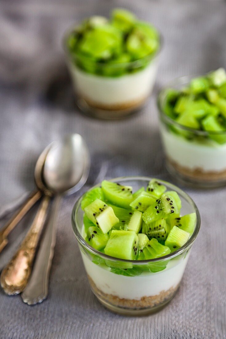 Cheesecake with kiwi in a jar