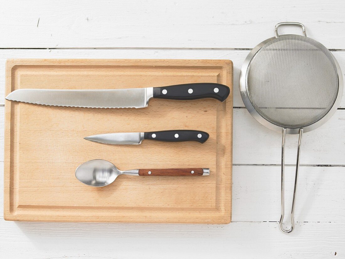 Kitchen utensils for making bread roll pizzas