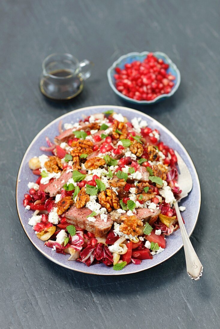 Radicchio-Rote-Bete-Salat mit Roastbeef, Granatapfelkernen und karamellisierten Walnüssen