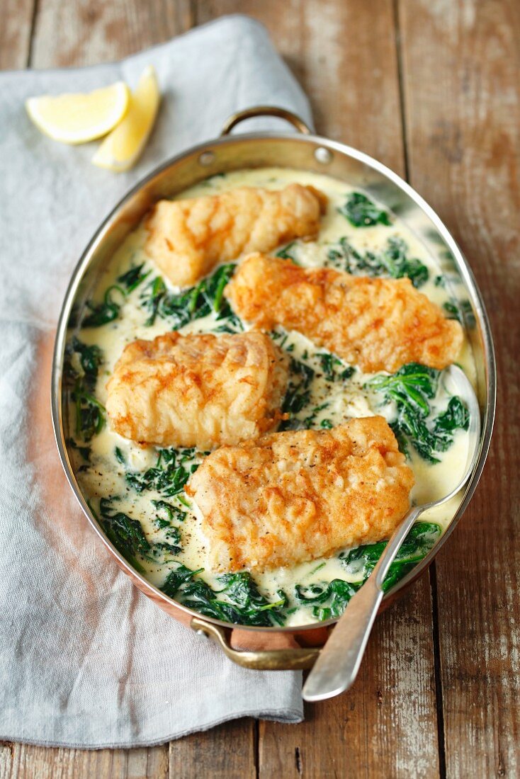 Fried cod with spinach, cream and blue cheese sauce