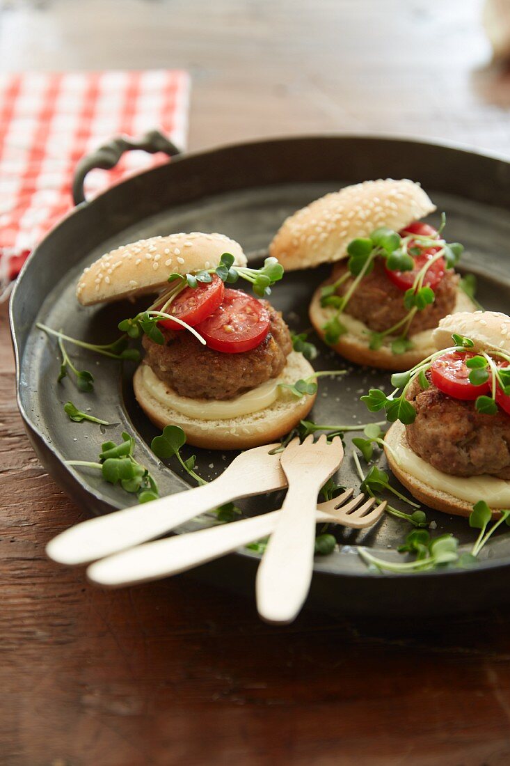 Miniburger mit Tomaten und Kresse