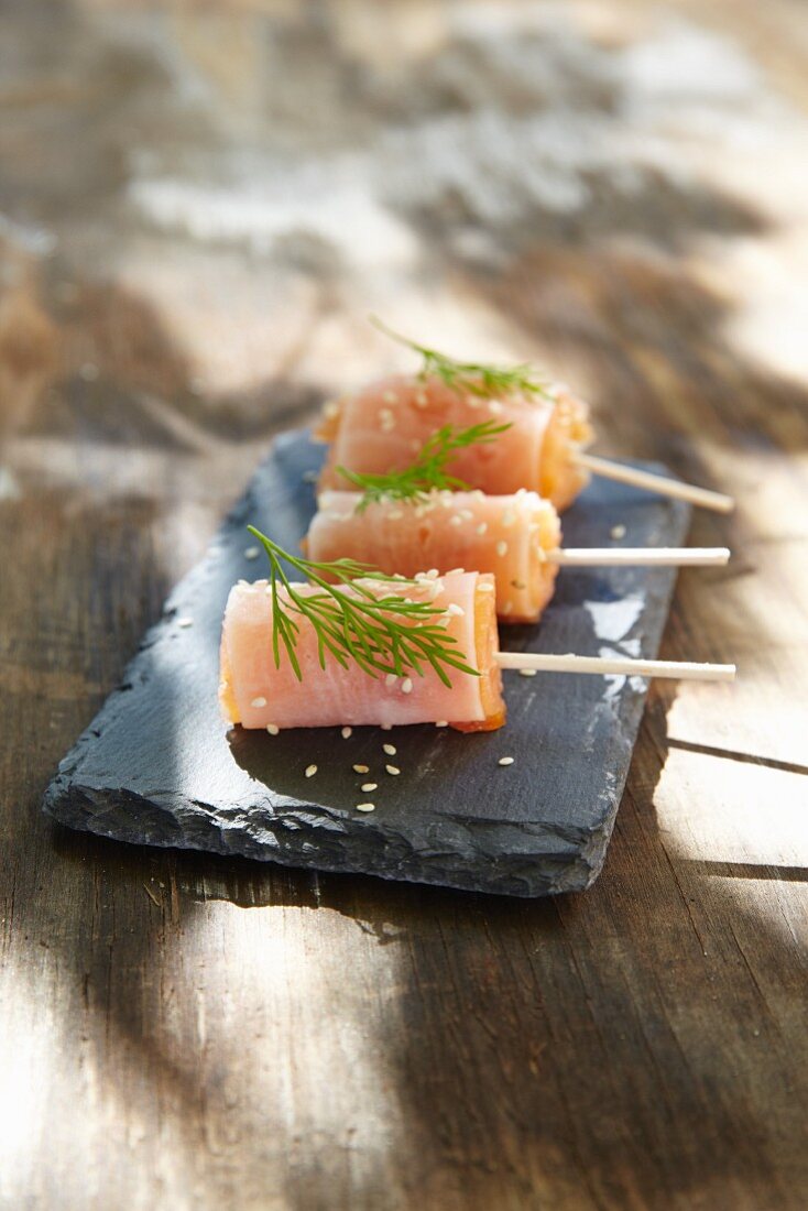 Radish and salmon rolls with sesame