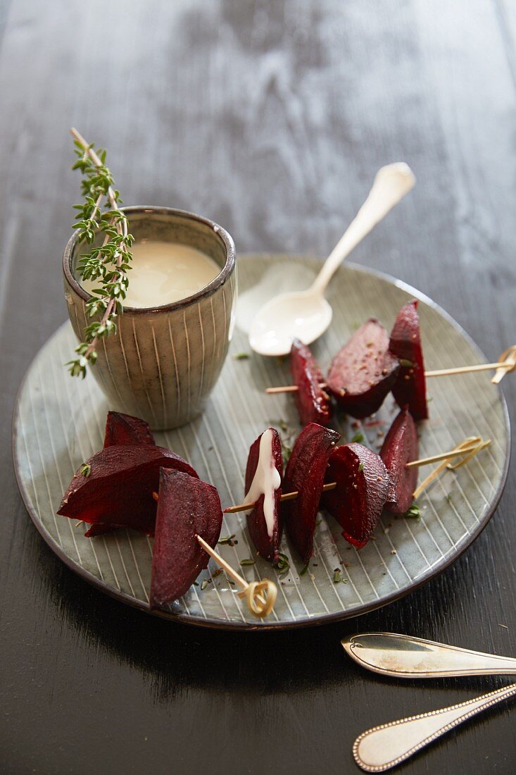 Rote-Bete-Spiesschen mit heller Sauce