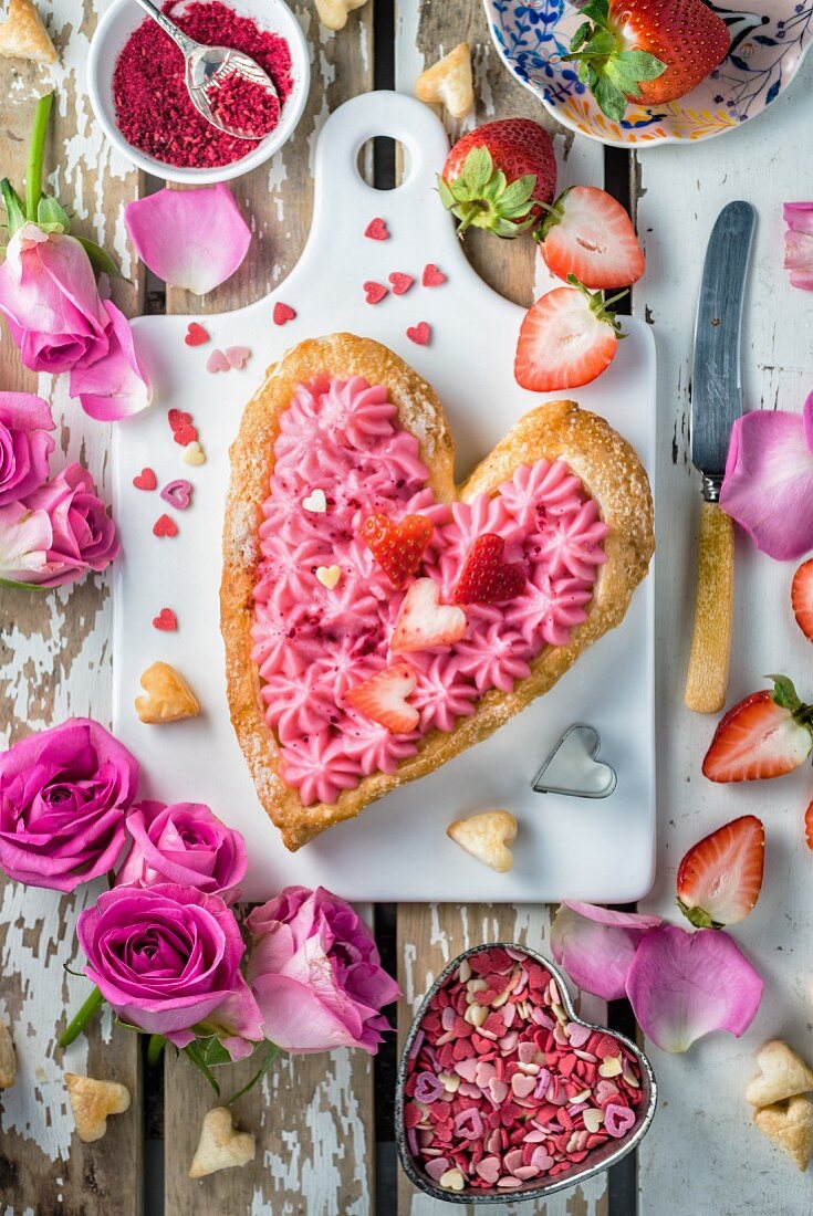 Herzförmige Blätterteigtarte mit Rosencreme, Erdbeeren und Zuckerherzen zum Valentinstag