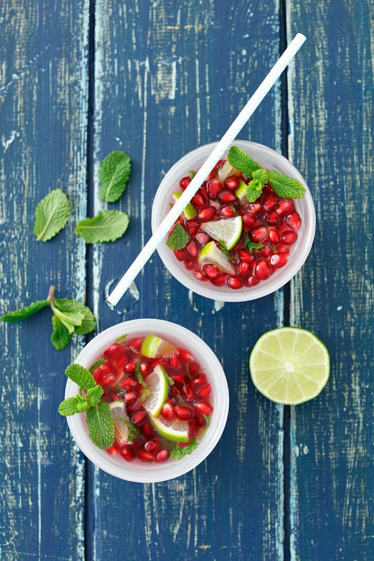 Limonade mit Granatapfelkernen