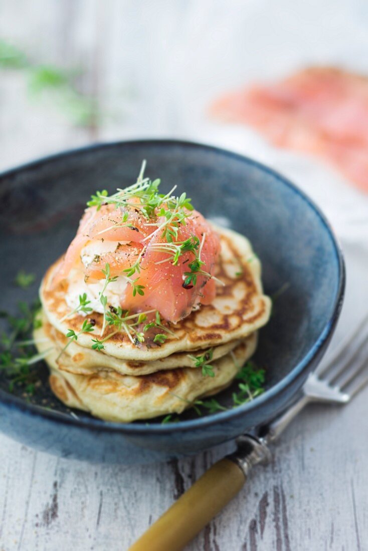 Pancakes mit Lachs und Kresse