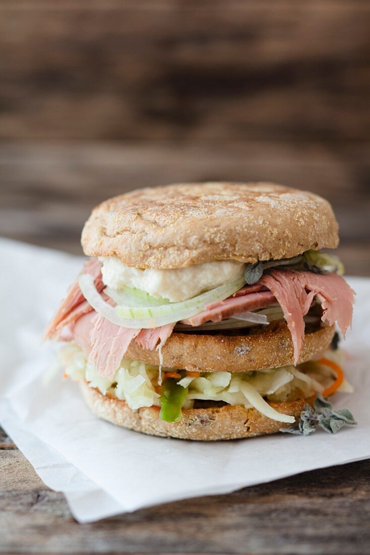 Sandwich mit Kalbfleisch und Krautsalat