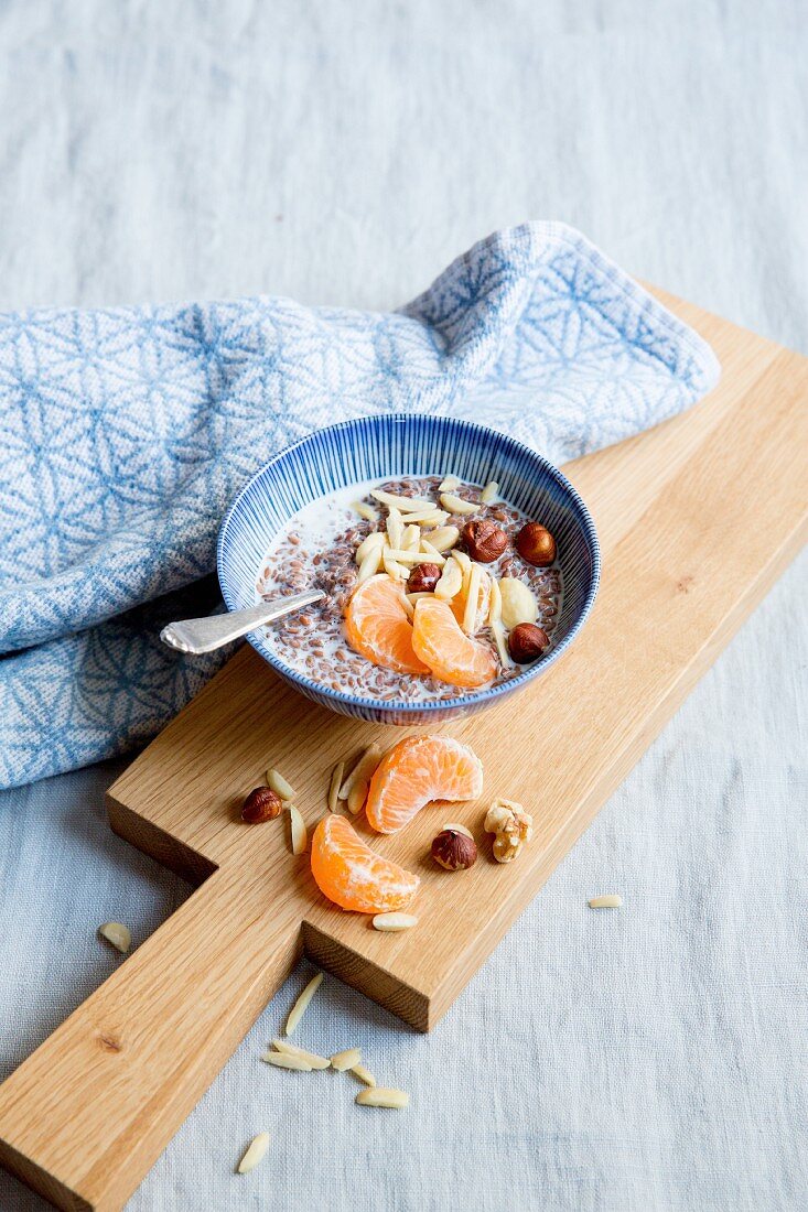 Leinsamenpudding mit Nüssen und Mandarinen