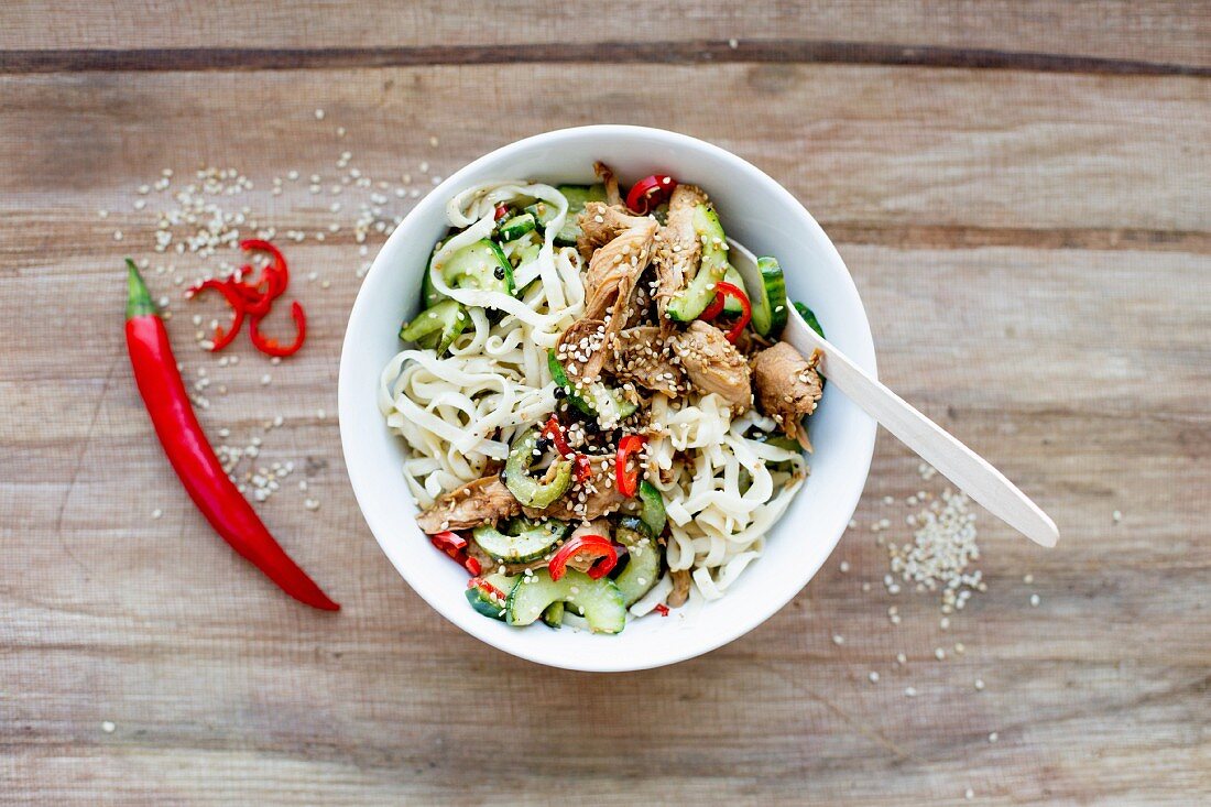 Rice noodles with soya and sesame chicken, cucumber and chilli (Asia)