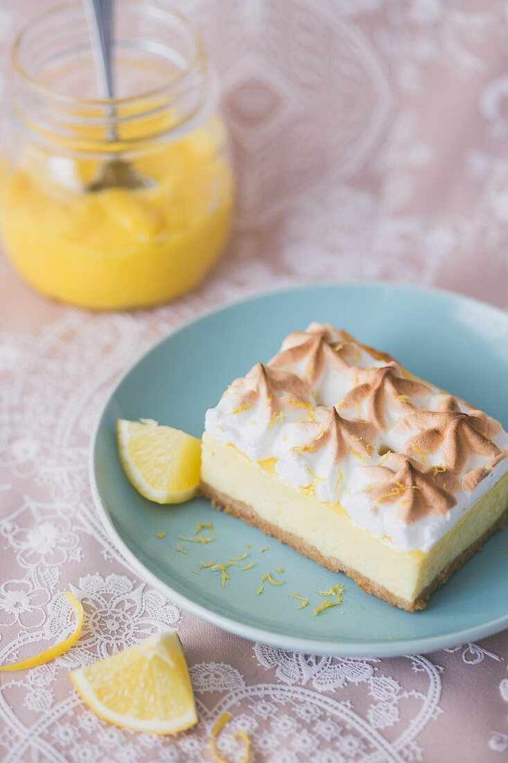 Ein Stück Zitronen-Käsekuchen mit Baiser