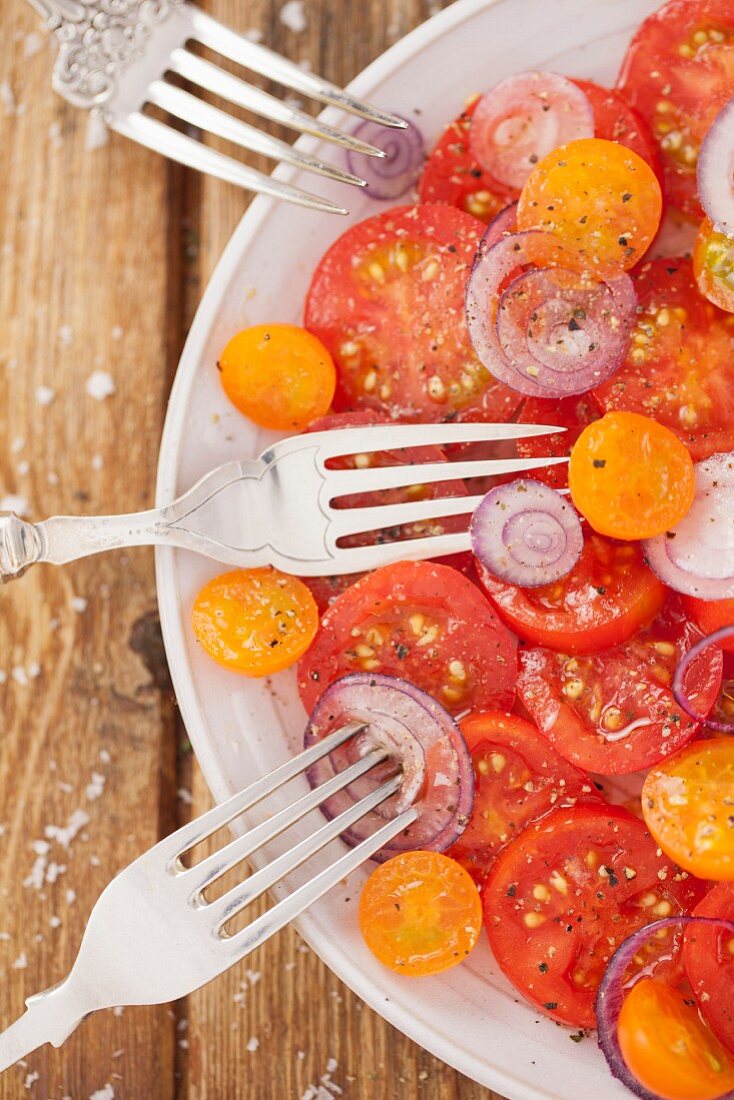 Bunter Tomaten-Zwiebelsalat mit Gabeln