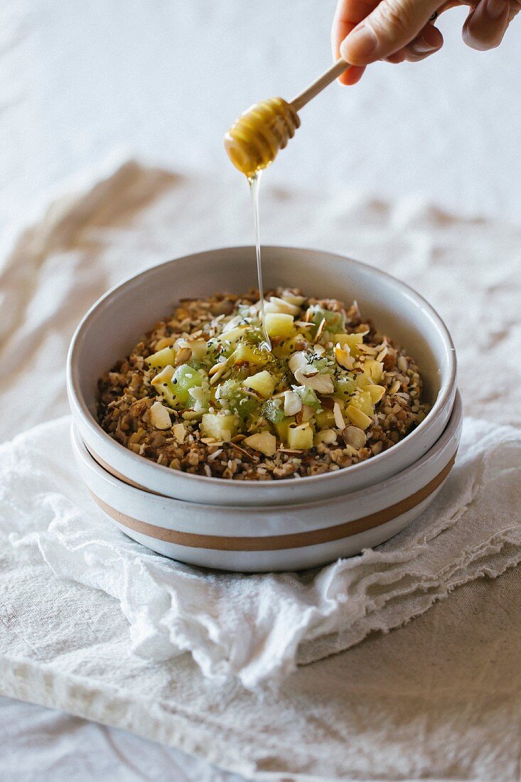 Kascha (geröstete Buchweizengrütze, Osteuropa) mit Mandeldrink, Ananas und Honig