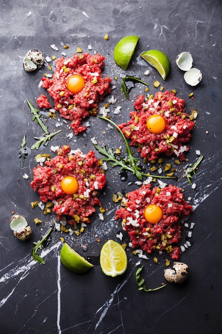 Beef Tatar mit Essiggurken, Zwiebeln und Wachteleiern