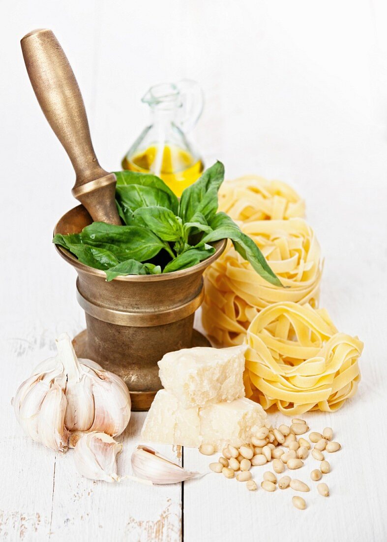 Zutaten für Pasta mit Pesto: Nudeln, Basilikum, Knoblauch, Parmesan und Pinienkerne