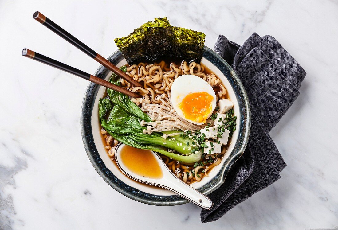 Miso-Ramennudeln mit Ei, Enoki und Pak Choi in Schälchen (Japan)