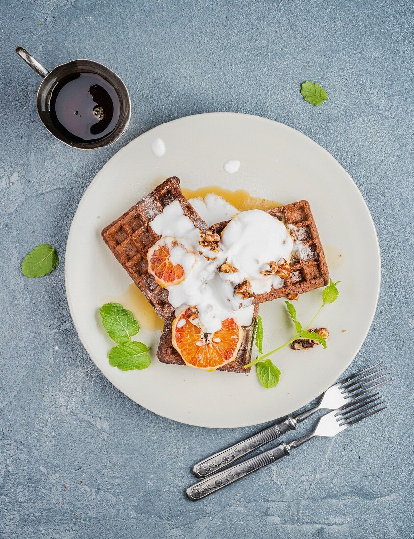 Belgische Schokoladenwaffeln mit Blutorangen, Sahne und Ahornsirup